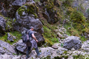 Profesyonel doğa fotoğrafçısı, kireçtaşı dağlarındaki büyük bir mağarada yürüyüş ve çekim yapıyor.
