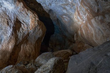 Kireçtaşı dağlarındaki doğal bir mağaranın devasa manzarası.