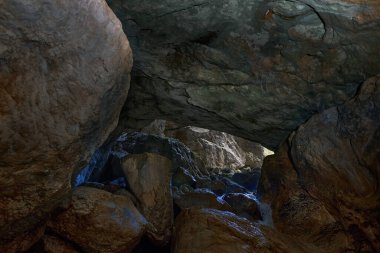 Kireçtaşı dağlarındaki doğal bir mağaranın devasa manzarası.