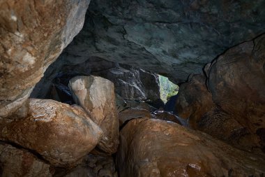 Kireçtaşı dağlarındaki doğal bir mağaranın devasa manzarası.