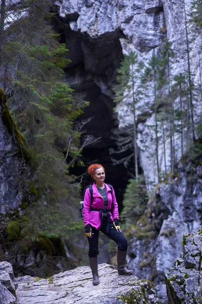 女徒步旅行者背着背包在山路上远足 — 图库照片