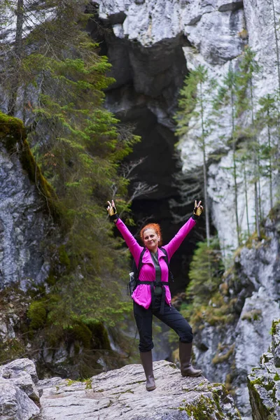 Mujer Excursionista Con Mochila Una Ruta Senderismo Las Montañas — Foto de Stock