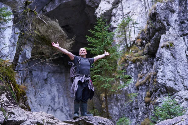 Profesyonel Doğa Fotoğrafçısı Kireçtaşı Dağlarındaki Büyük Bir Mağarada Yürüyüş Çekim — Stok fotoğraf