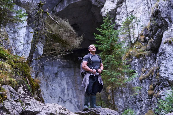 石灰岩の山々の大きな洞窟でのハイキングや撮影をバックパックとプロの自然写真家 — ストック写真