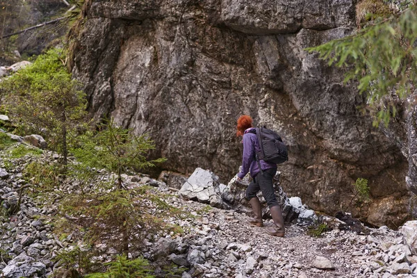 Mulher Caminhante Com Mochila Uma Trilha Caminhada Nas Montanhas — Fotografia de Stock