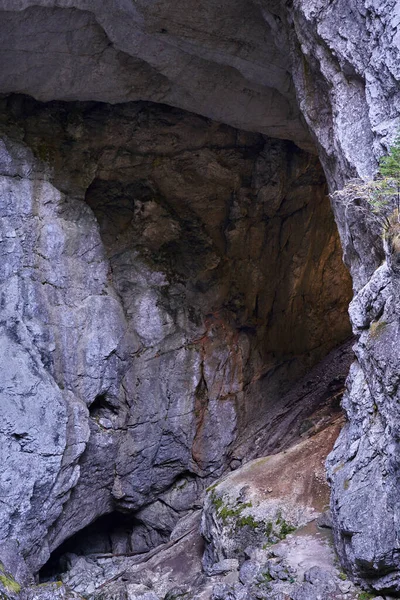 石灰岩の山の自然洞窟の巨大な洞窟の風景 — ストック写真