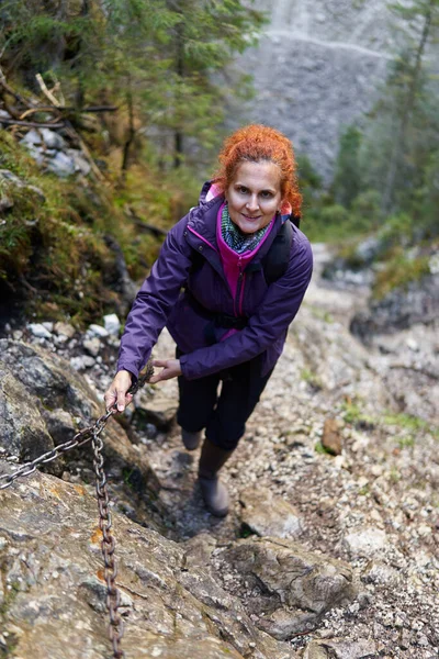 Mujer Excursionista Con Mochila Una Ruta Senderismo Las Montañas —  Fotos de Stock