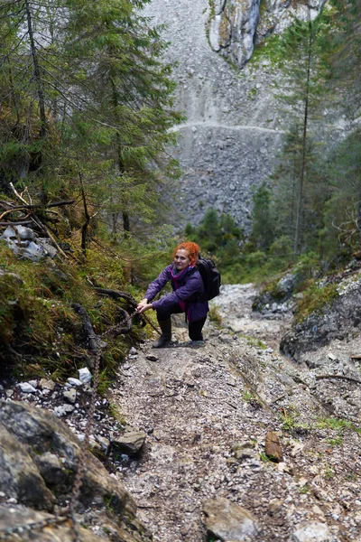 山の中のハイキングコースでバックパックを持つ女性ハイカー — ストック写真