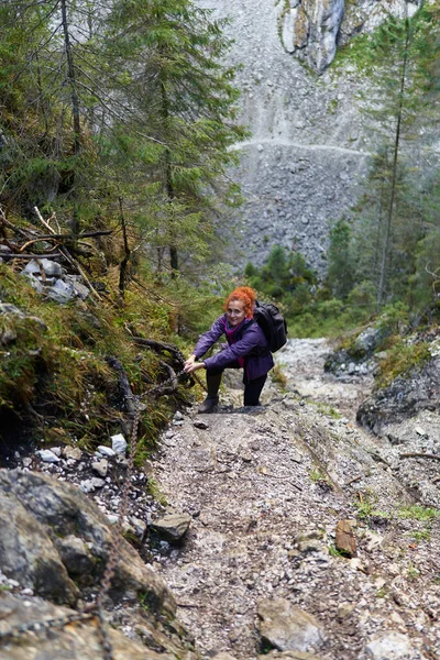 山の中のハイキングコースでバックパックを持つ女性ハイカー — ストック写真