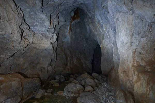 Kireçtaşı Dağlarındaki Doğal Bir Mağaranın Devasa Manzarası — Stok fotoğraf