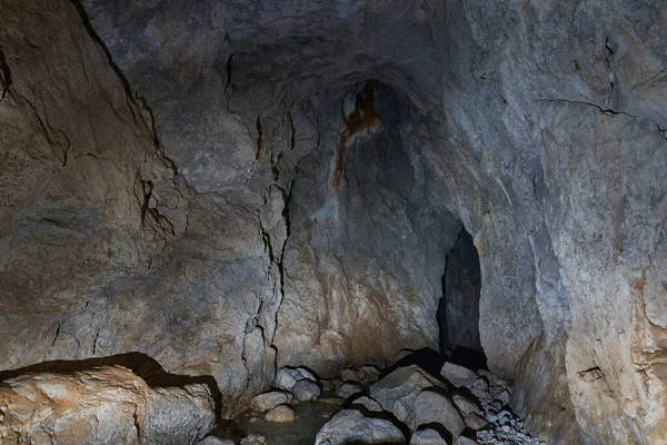 石灰岩の山の自然洞窟の巨大な洞窟の風景 — ストック写真