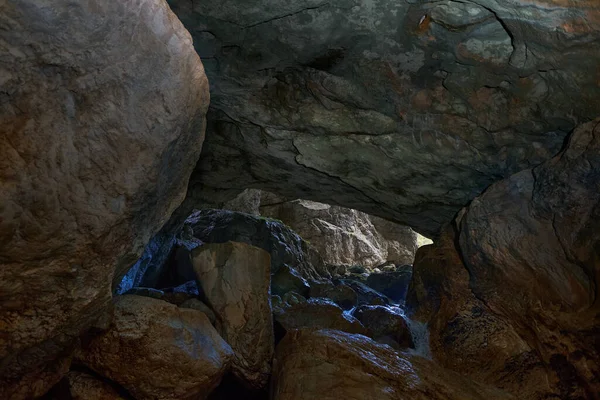 石灰岩山中一个天然洞穴的巨大洞穴景观 — 图库照片