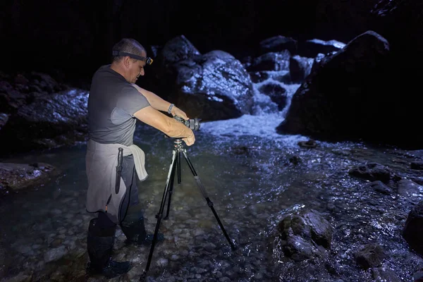 Fotógrafo Naturaleza Profesional Con Mochila Senderismo Rodaje Una Gran Cueva —  Fotos de Stock