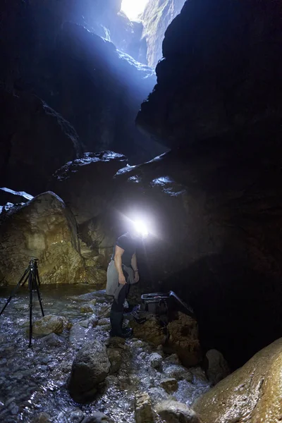 Professzionális Természetfotós Hátizsák Túrázás Forgatás Egy Nagy Barlang Mészkő Hegyek — Stock Fotó