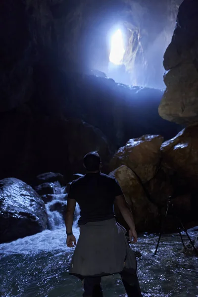 Fotógrafo Profissional Natureza Com Mochila Caminhadas Tiroteio Uma Grande Caverna — Fotografia de Stock