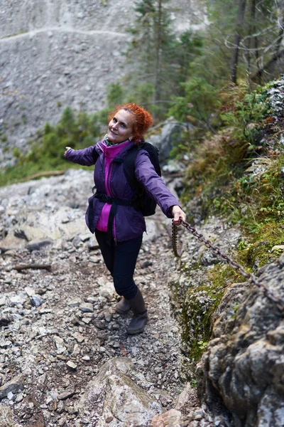 Mujer Excursionista Con Mochila Una Ruta Senderismo Las Montañas Fotos De Stock Sin Royalties Gratis