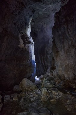 Cetatile Ponorului mağarasının içinde. Karst sisteminin derinliklerinde, yeraltı nehirleri ve pınarlarıyla.