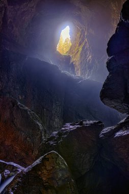 Cetatile Ponorului mağarasının içinde. Karst sisteminin derinliklerinde, yeraltı nehirleri ve pınarlarıyla.