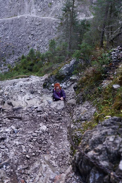 Vrouwenwandelaar Met Rugzak Een Wandelpad Bergen — Stockfoto