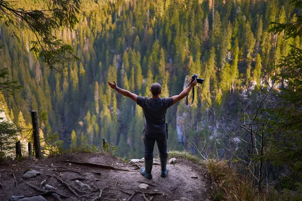 自然摄影师在他的元素 在中间的山脉与他的相机 — 图库照片