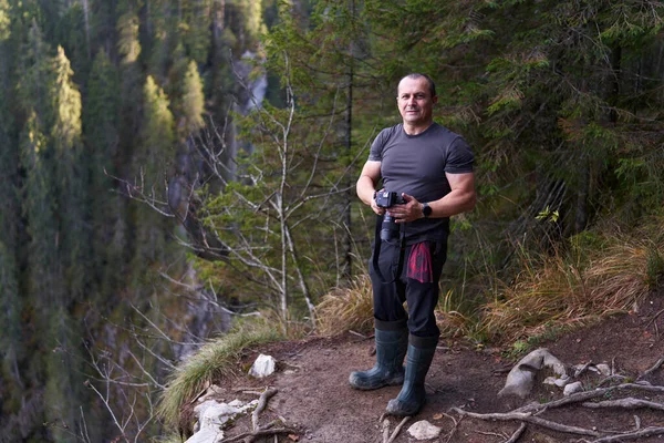 Natuurfotograaf Zijn Element Midden Bergen Met Zijn Camera — Stockfoto