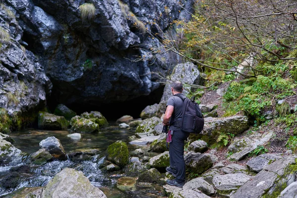 Naturfotograf Seinem Element Mitten Den Bergen Mit Seiner Kamera — Stockfoto