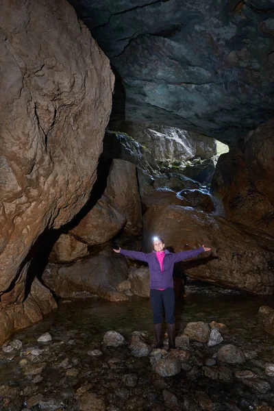 Mulher Com Mochila Caminhando Uma Caverna Com Rio — Fotografia de Stock