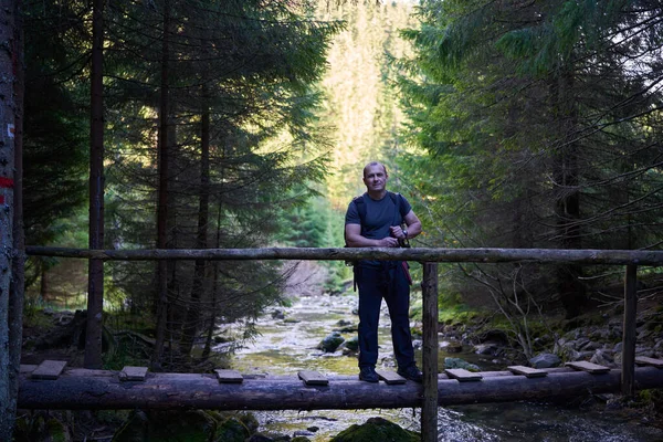 Natuurfotograaf Zijn Element Midden Bergen Met Zijn Camera — Stockfoto