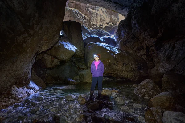 Femme Avec Sac Dos Randonnée Dans Une Grotte Avec Une — Photo