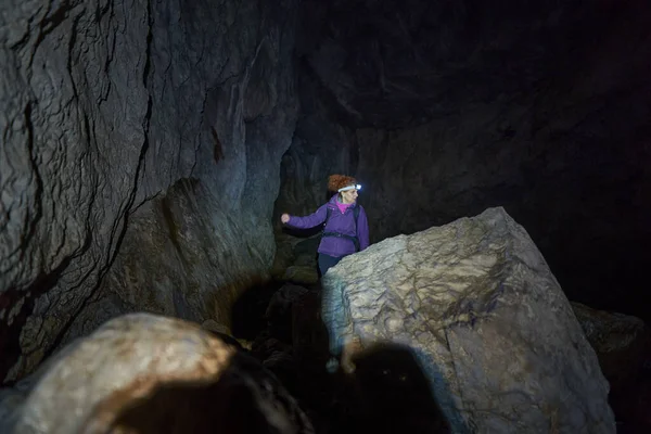 Žena Batohem Turistika Jeskyně Řekou — Stock fotografie