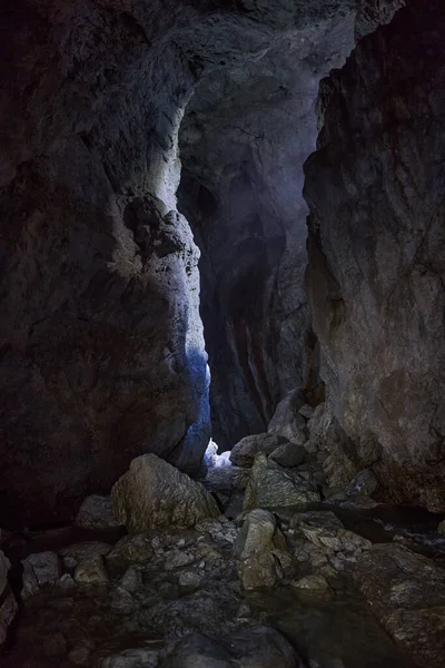 カルスト地形の奥深くにある天水の洞窟の中には 地下の川や泉があります — ストック写真
