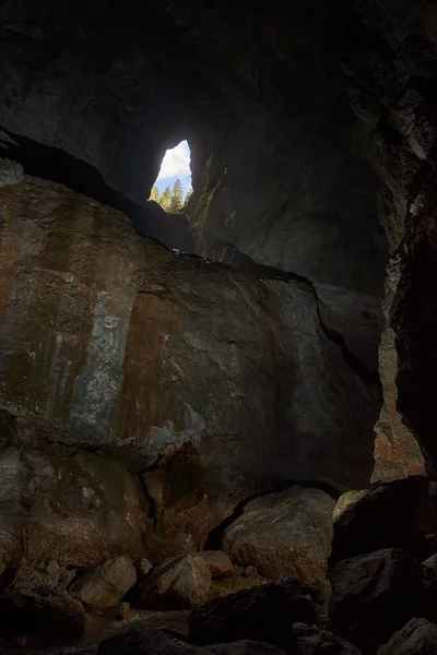 Cetatile Ponorului Mağarasının Içinde Karst Sisteminin Derinliklerinde Yeraltı Nehirleri Pınarlarıyla — Stok fotoğraf