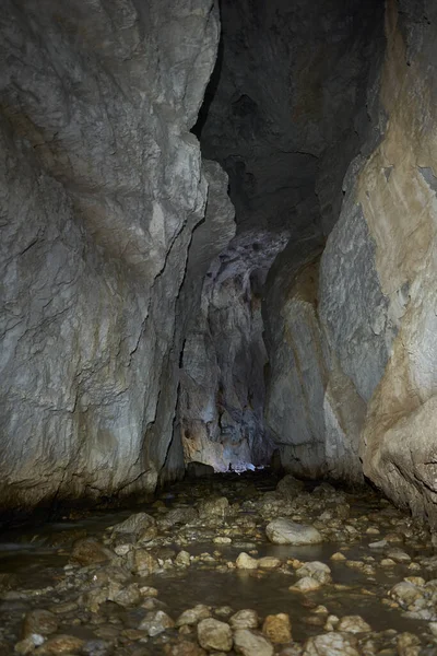 カルスト地形の奥深くにある天水の洞窟の中には 地下の川や泉があります — ストック写真