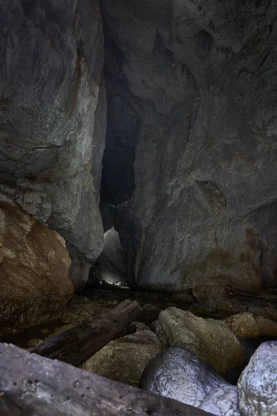 Personas Con Lámparas Cabeza Que Exploran Río Subterráneo Cueva —  Fotos de Stock