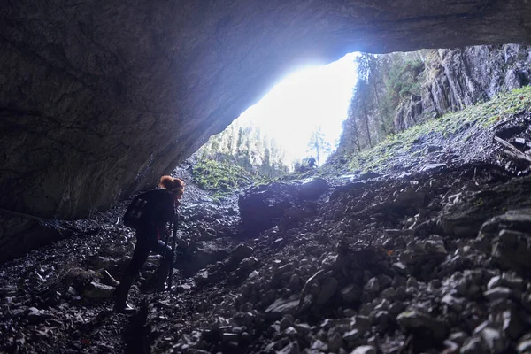 Mujer Con Mochila Caminando Una Cueva Con Río —  Fotos de Stock