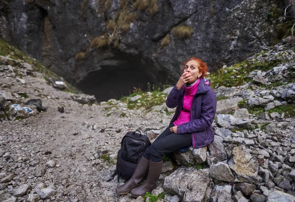 Žena Turistka Jíst Jablko Přestávce Těžkého Túru Blízkosti Jeskyně — Stock fotografie
