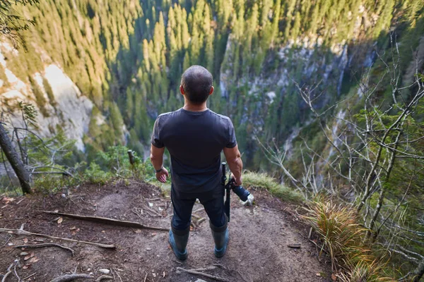 自然摄影师在他的元素 在中间的山脉与他的相机 — 图库照片