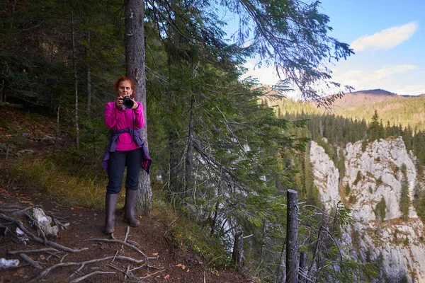 Mulher Caminhante Com Câmera Uma Aventura Nas Montanhas Através Das — Fotografia de Stock