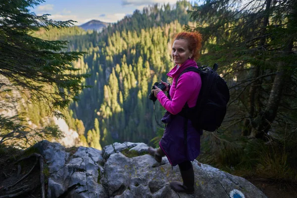 Mujer Excursionista Con Cámara Una Aventura Las Montañas Través Los —  Fotos de Stock