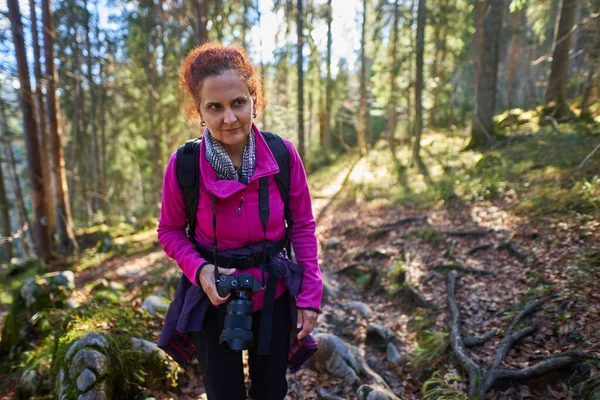 Γυναίκα Πεζοπόρος Κάμερα Μια Περιπέτεια Στα Βουνά Μέσα Από Πευκοδάση — Φωτογραφία Αρχείου