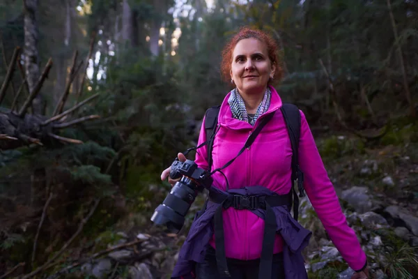 Женщина Турист Камерой Приключение Горах Через Сосновые Леса — стоковое фото