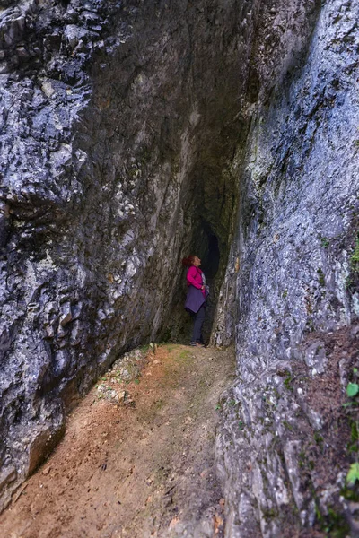 女徒步旅行者探索石灰岩山中的洞穴 — 图库照片