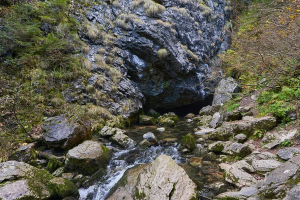 Fluss Der Durch Eine Karstquelle Den Kalksteinbergen Entsteht — Stockfoto