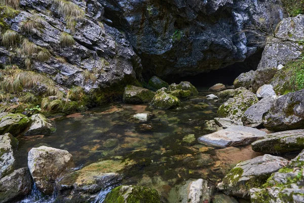 Río Generado Por Manantial Cárstico Las Montañas Piedra Caliza —  Fotos de Stock