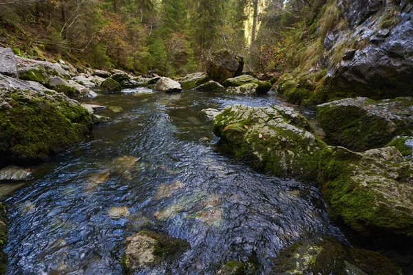 Río Generado Por Manantial Cárstico Las Montañas Piedra Caliza — Foto de Stock