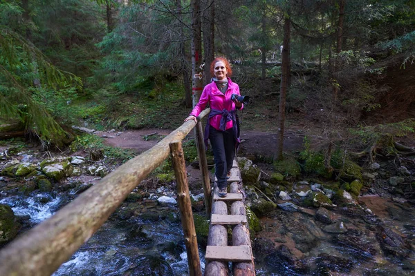 Kvinna Vandrare Med Kamera Ett Äventyr Bergen Genom Tallskogarna — Stockfoto