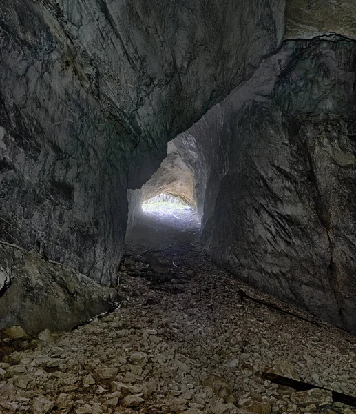 Είσοδος Της Doline Στο Σπήλαιο Cetatile Ponorului Στη Ρουμανία — Φωτογραφία Αρχείου