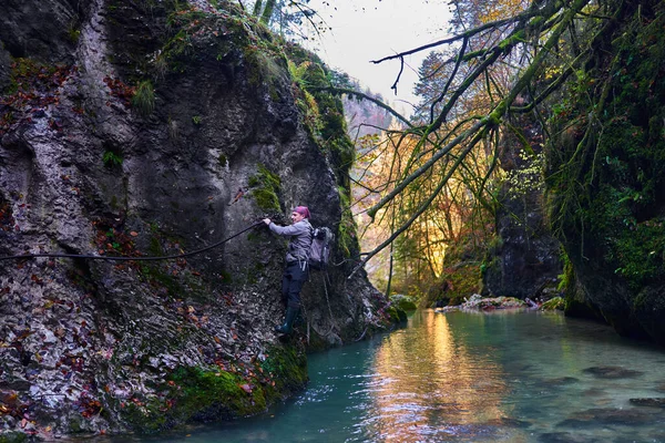 Büyük Sırt Çantalı Doğa Fotoğrafçısı Nehrin Yukarısındaki Halat Zincirlere Tırmanıp — Stok fotoğraf