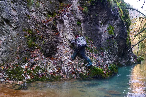 Příroda Fotograf Obrovským Batohem Lezení Kabely Řetězy Nad Řekou Jít — Stock fotografie