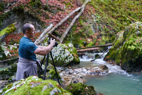 苔と豊かな植生に覆われた峡谷で自然写真家の撮影風景 — ストック写真